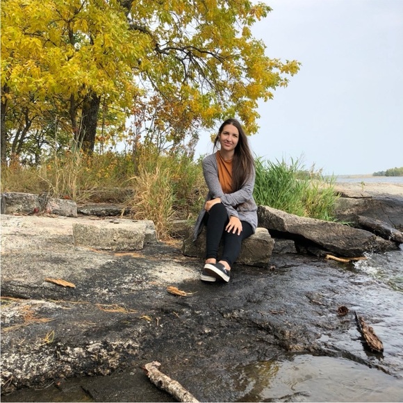 Welcome to River + Juniperโs Poshmark Closet! - Picture 10 of 10